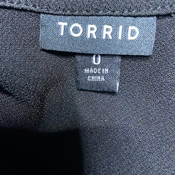 Torrid round neckline with keyhole front lace shoulder size 0 plus size - Picture 12 of 12